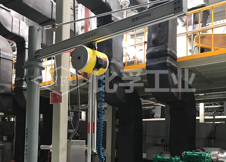 新能源電池車間氣動平衡吊案例